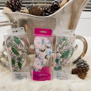 NEW IN BOX TANGLE FREE BRUSH (Tropical Leaves)